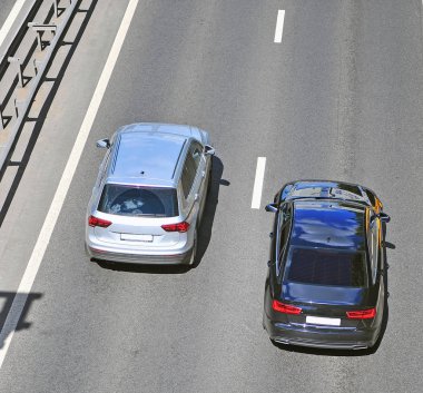 Moskova, Rusya - 20 Haziran: Üstten görünüm iki modern otomobil Otoban Moskova'da tarafından 20 Haziran 2018 üzerinde hareket.