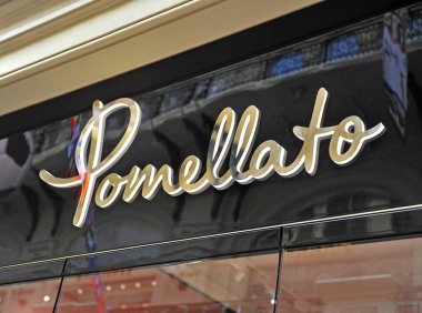 Moskova, Rusya - 23 Haziran: Pomellato Logo 23 Haziran 2018 Moskova deposunda. Piaget İtalyan kuyumcu üreticisi olduğunu.
