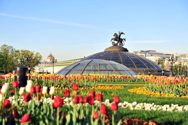 Manezhnaya 广场和 Okhotniy 海牙卡拉其圆顶的夏季景观 — 图库照片