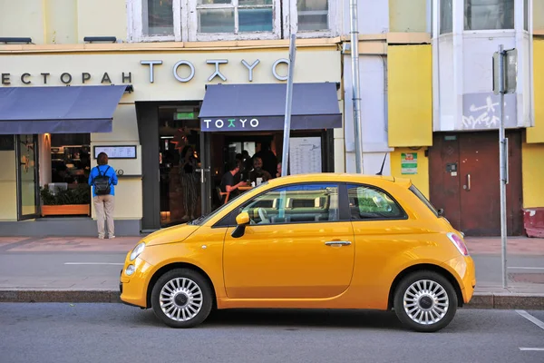 Moskou Rusland Juni Nieuwe Fiat 500 Geparkeerd Straat Moskou Juni — Stockfoto