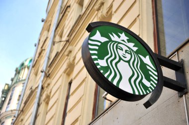 Moskova, Rusya - Mayıs 02: Logo Starbucks kafede Tverskaya street, 2 Mayıs 2018 Moskova. Starbucks dünya çapında en büyük coffeeshops zinciri ile Amerikan şirketidir.