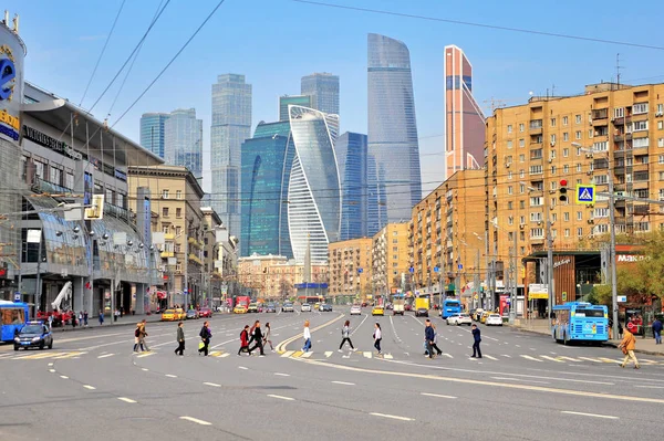 Moskva Rusko Květen Lidé Přecházející Silnici Moskvě Centrum Poblíž Moskvy — Stock fotografie