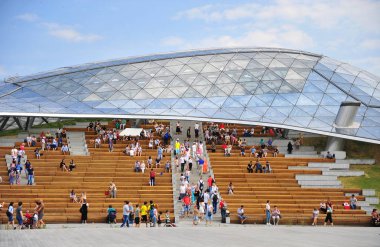 Moskova, Rusya - 23 Haziran: Zaryadye Park, 23 Haziran 2018 Moskova insanlar. Yeni bir park inşa tarihi merkezi, Moskova, Rusya, Zaryadye olduğunu.