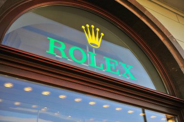 Moskova, Rusya - Mayıs 08: Rolex logosu amiral gemisi butik 8 Mayıs 2018 tarihinde Moskova'da. İsviçre'de kurulan bir lüks saatçi Rolex mi.