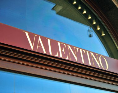 Moskova, Rusya - Mayıs 08: Valentino Logo amiral gemisi butik 8 Mayıs 2018 tarihinde Moskova'da. Valentino İtalya'da kurulmuş bir lüks moda markasıdır.