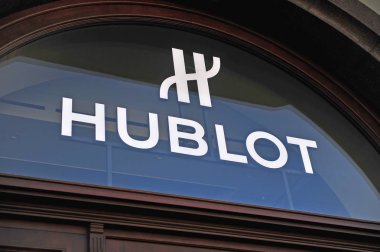 Moskova, Rusya - Mayıs 08: Logo Hublot amiral gemisi butik 8 Mayıs 2018 tarihinde Moskova'da. Hublot bir İsviçreli Lüks saatçi markasıdır.