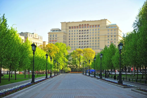 モスクワ ロシア連邦 ファサードのフォーシーズンズ ホテルと 2018 日にモスクワでアレクサンドル庭園 — ストック写真