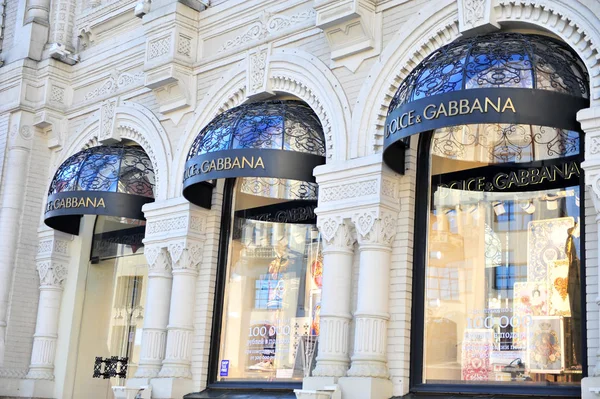 莫斯科 俄罗斯 5月08日 在莫斯科的甜蜜和杜嘉班纳旗舰店的门面2018年5月8日 甜蜜和杜嘉班纳是一个世界著名的奢侈品时尚品牌在意大利成立 — 图库照片