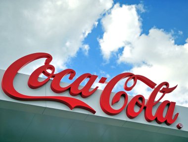Moskova, Rusya - 22 Haziran: Logo Coca-Cola şirketi, 22 Haziran 2018 Moskova. Coca-Cola Company Amerikan corporation, üretici ve perakendeci biridir.