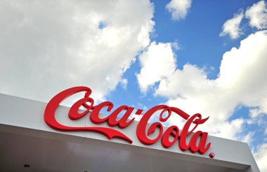 Moskova, Rusya - 22 Haziran: Logo Coca-Cola şirketi, 22 Haziran 2018 Moskova. Coca-Cola Company Amerikan corporation, üretici ve perakendeci biridir.
