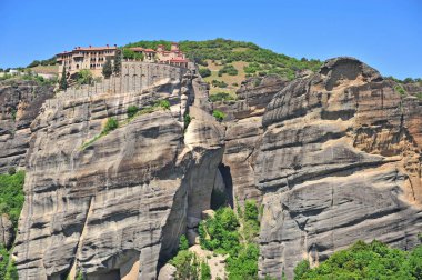 Meteora, Yunanistan bir uçurumun tepesine Manastırı