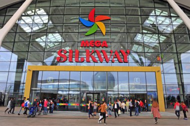 Astana, Kazakistan - Eylül 09: İnsanlar mega Silkway Alışveriş Merkezi, Astana 9 Eylül 2017 üzerinde giriş.