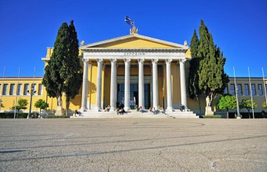 Atina, Yunanistan - 21 Nisan: İnsanların bina, Atina üzerinde 21 Nisan 2018 Zappeion önünde. Atina, Yunanistan Milli bahçelerde binada Zappeion.