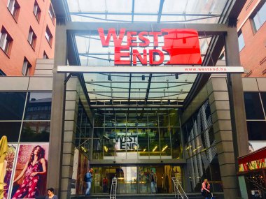 Budapest, Macaristan - 22 Eylül: Budapeşte, Macaristan üzerinde 22 Eylül 2018 yılında cephe West End alışveriş merkezi. 