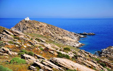 Yaz doğal peyzaj cape Paros Adası, Yunanistan beyaz deniz feneri ile