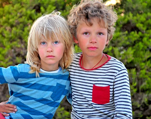 日落时公园里两个孩子的肖像 — 图库照片
