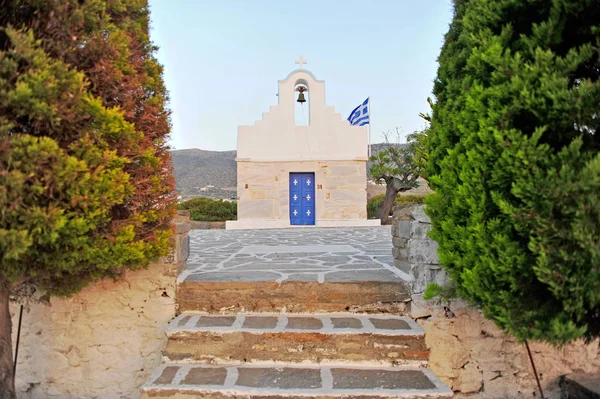 Capela Bonita Com Bandeira Nacional Greece Ilha Paros — Fotografia de Stock