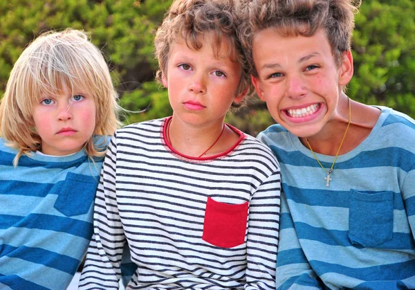 Três Meninos Olhando Para Câmera Livre — Fotografia de Stock