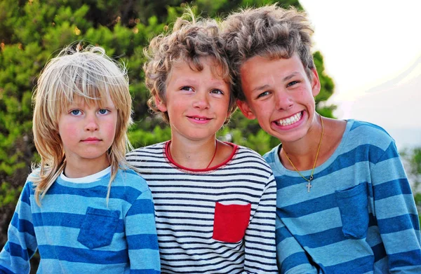 Porträtt Tre Glada Barn Utomhus — Stockfoto