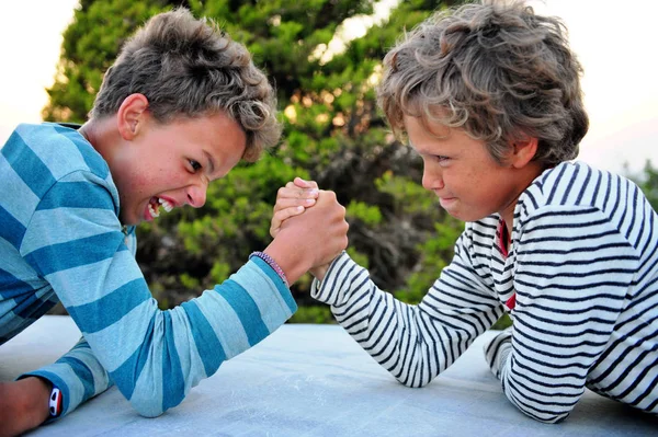 Two Brothers Playing Armwrestling Outdoors — Stock Photo, Image