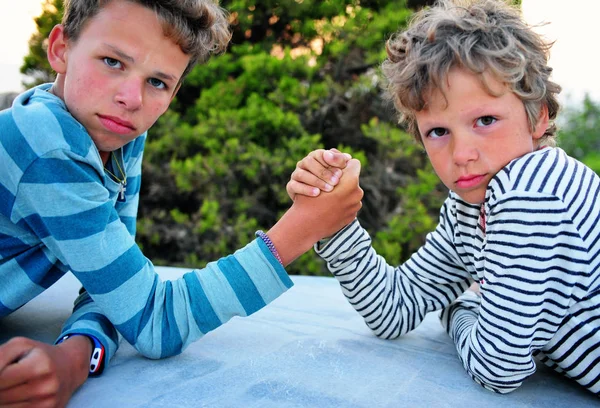 Dois Meninos Jogando Armwrestling Livre — Fotografia de Stock