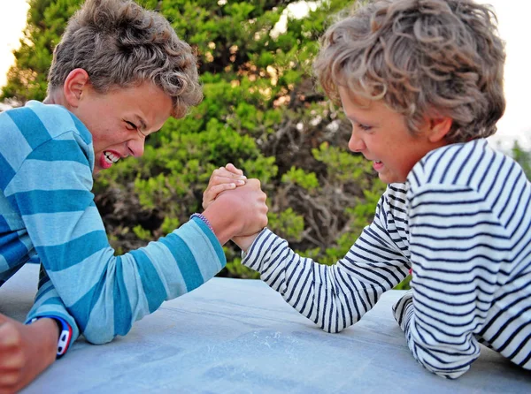 Doi Copii Jucând Armwrestling Parc — Fotografie, imagine de stoc