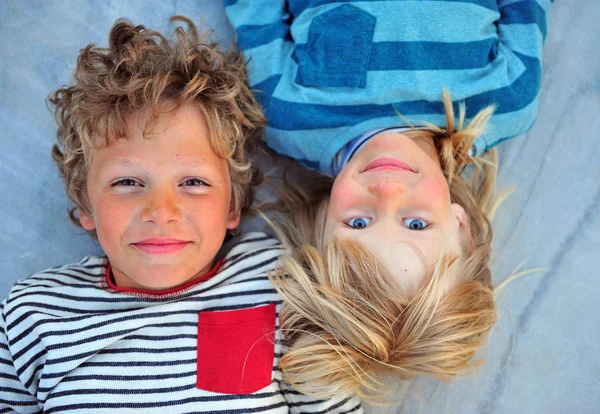 Twee Gelukkige Kids Gezichten Bovenaanzicht — Stockfoto