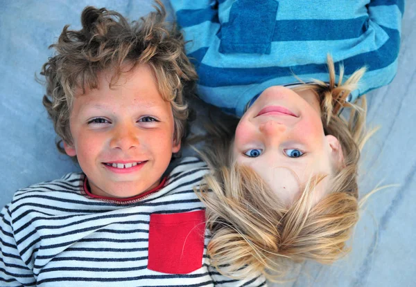 Portretul Doi Copii Fericiți Vedere Sus — Fotografie, imagine de stoc