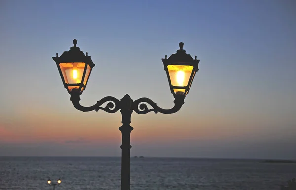 Arka Plan Üzerinde Derin Mavi Deniz Ile Gece Fener — Stok fotoğraf