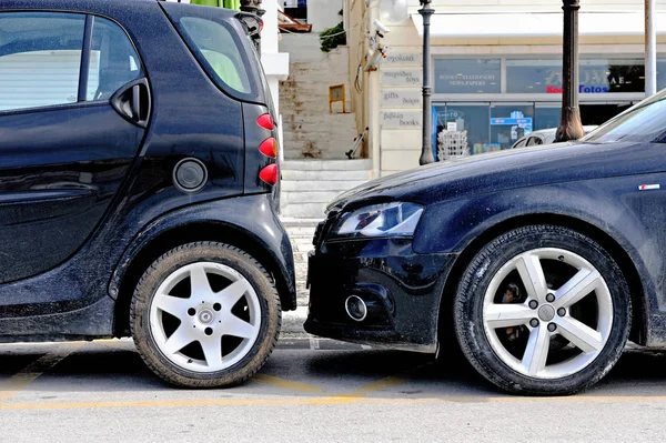 Naxos Grecia Febrero Dos Coches Negros Estacionados Calle Naxos Grecia — Foto de Stock