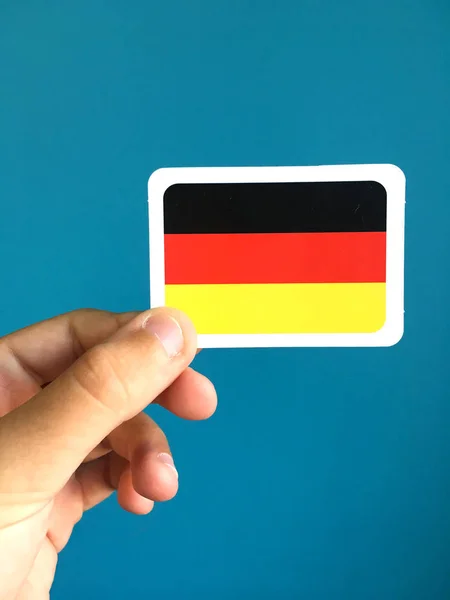 Mano Umana Possesso Piccola Carta Con Bandiera Nazionale Della Germania — Foto Stock