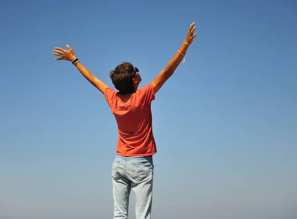 Giovane Uomo Che Tiene Mani Selvagge Aperto Con Cielo Blu — Foto Stock