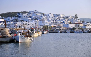 Naoussa, Yunanistan - 14 Nisan: Panoramik Naoussa resort Paros Adası, Yunanistan üzerinde 14 Nisan 2018. 
