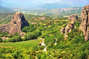 Meteora hills, Kalampaka, Yunanistan Panoraması. Yeşil vadi ve dağlar doğal yaz peyzaj