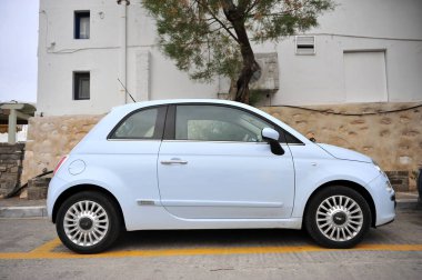 Naoussa, Yunanistan - 27 Mart: Yeni Fiat 500 araba Naoussa, Yunanistan üzerinde 27 Mart 2018 sokak. 