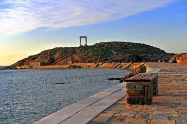 Apollo Tapınağı arch adada günbatımı, Naxos, Yunanistan