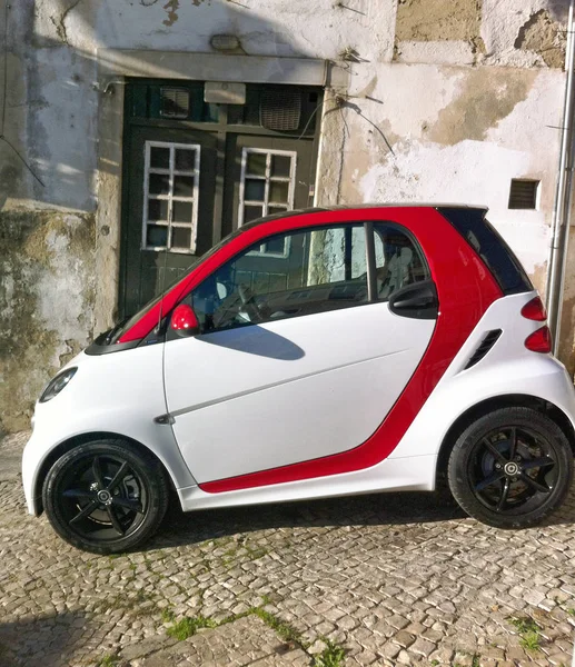 Lisbon Portugal December White Slim Een Auto Geparkeerd Straat Van — Stockfoto