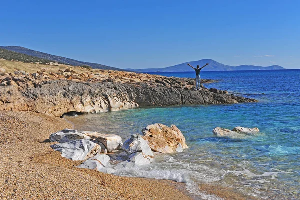 Chlapec Stál Útesech Nad Mořem Naxos Řecko — Stock fotografie