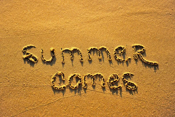 Léto Přichází Ruční Práce Podepsat Písečné Pláži Pozadí — Stock fotografie