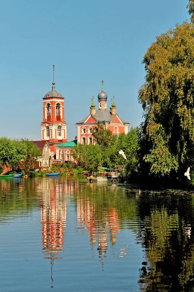 Vieille Église Clocher Réflexion Vue Panoramique Temple Orthodoxe Russe Ville — Photo