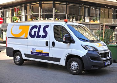 Budapeşte, Macaristan - 21 Eylül: Gls van teslimat hizmeti Budapeşte sokakta 21 Eylül 2018.