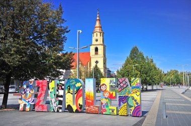 Zvolen, Slovakya - 26 Eylül: 26 Eylül 2018 görünüm şehir hoş geldiniz işareti ve kilise Zloven, Slovakya.