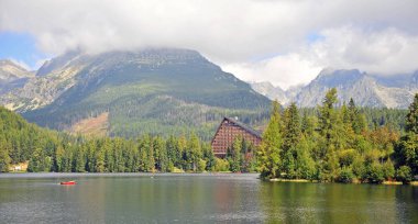 Dağlar yüksek Tatras, Slovakya'nın altında Strbske lake görünümü