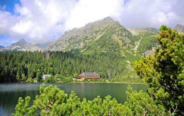 Ahşap ev gölde doğal yaz dağ manzara Tatras, Slovakya'da
