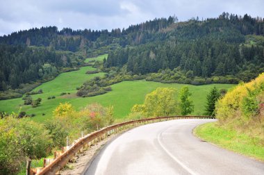 Asfalt yol Tatras, Slovakya'nın dağlarında