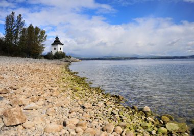 Beyaz kuleye Liptovska beach gölde Slovakya bakış