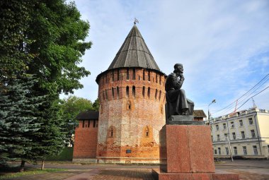 Smolensk, Rusya'nın sokakta Antik tuğla kuleye bakış