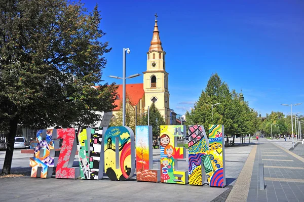 ズヴォレン スロバキア 2018 日に観市歓迎すべき兆候と Zloven スロバキアの教会 — ストック写真
