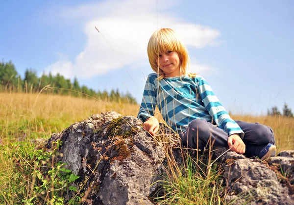 Portret Chłopca Siedzącego Wielki Kamień Zewnątrz — Zdjęcie stockowe