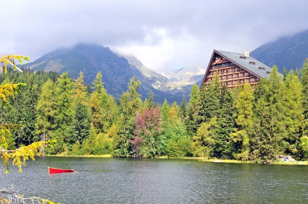 Drewniany Domek Szczyrbskie Jezioro Wysokie Tatry Słowacja — Zdjęcie stockowe